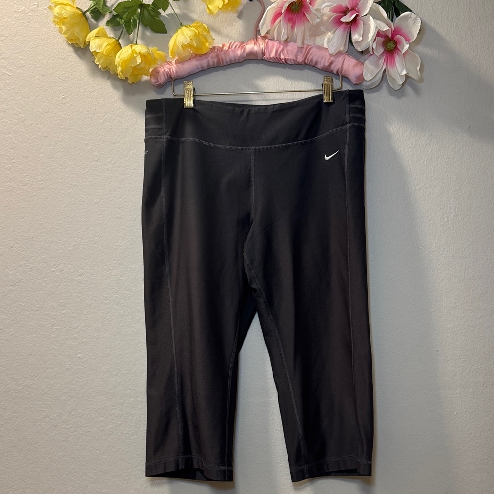 Nike Black Cropped Performance Capris